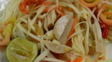 Dilim Vietnamca sosis salata çatalı tarafından scooping Tepesi Som tum Tay baharatlı yeşil papaya
