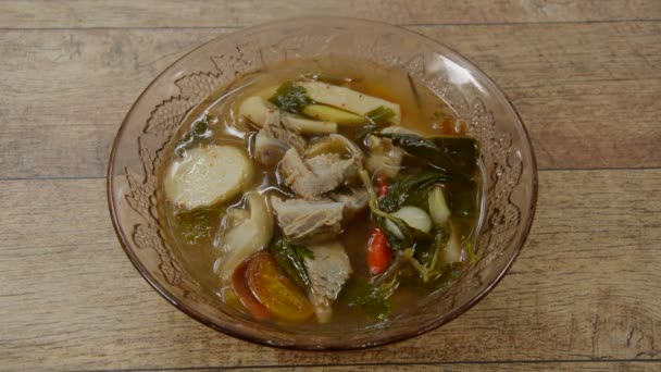 Ζεστό Και Πικάντικο Χοιρινό Κόκκαλο Tamarind Και Σούπα Ταϊλάνδης Βότανα — Αρχείο Βίντεο