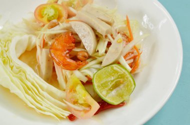 Dilim Vietnamca sosis salata plaka üzerinde Tepesi Som tum Tay baharatlı yeşil papaya