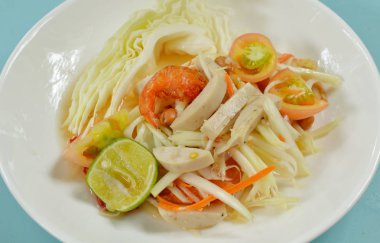 Dilim Vietnamca sosis salata plaka üzerinde Tepesi Som tum Tay baharatlı yeşil papaya