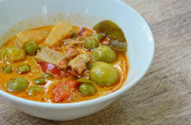 baharatlı kızarmış ördek eti ananas ve Hindistan cevizi sütü köri kupa patlıcan ile haşlanmış