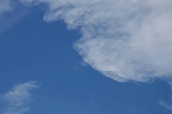 Große Wolke Breitet Sich Bei Sonnigem Tag Himmel Aus — Stockfoto