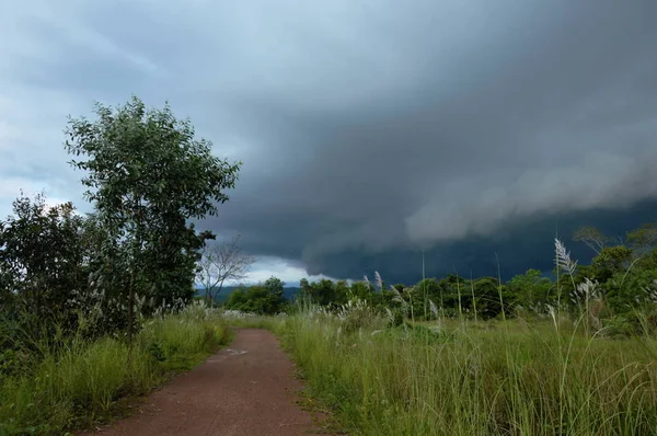 Τοπική Χωματόδρομο Στην Ταϊλάνδη Φόντο Σύννεφο Σκοτεινό Βροχή — Φωτογραφία Αρχείου