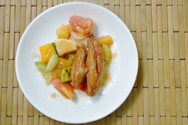 tatlı ve ekşi sos sos beyaz plaka üzerinde derin kızarmış balık