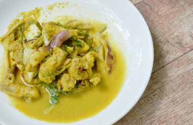 Kızarmış kalamar sarı köri ile plaka üzerine ilave edin.