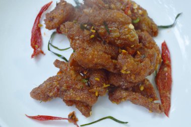 derin kızarmış tavuk cilt plaka üzerinde biber ve zencefil sos ile