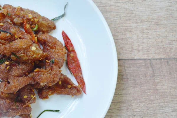 Buccia Pollo Fritta Con Peperoncino Salsa Allo Zenzero Sul Piatto — Foto Stock