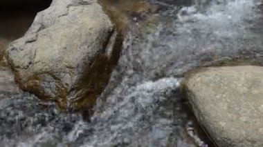 rock ve nehirde sıçramasına dalga akan su