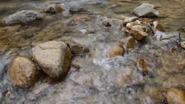 rock ve nehirde sıçramasına dalga akan su