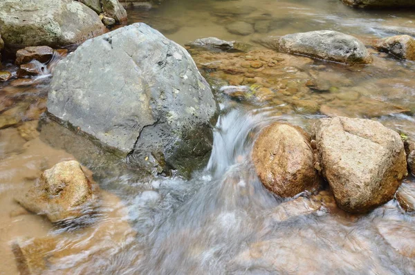 Agua Corre Través Del Río Pasa Roca Piedra Bosque —  Fotos de Stock