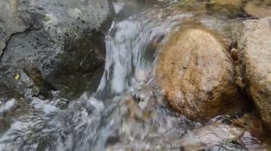 su nehir geçişi taşı çalıştırmak ve forset içinde taş