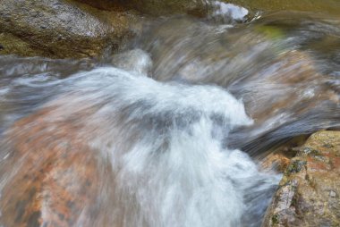  rock ve nehirde sıçramasına dalga akan su