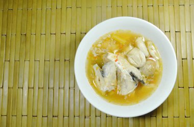  Somon Balık kafası ve tom yum çorbası kupa bardağı taşıran damla mantar