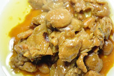  çanak üzerinde tatlı soya soslu kızarmış tavuk