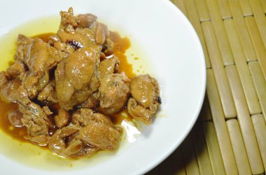  çanak üzerinde tatlı soya soslu kızarmış tavuk