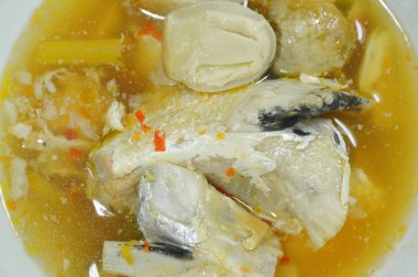  Somon Balık kafası ve tom yum çorbası kupa bardağı taşıran damla mantar