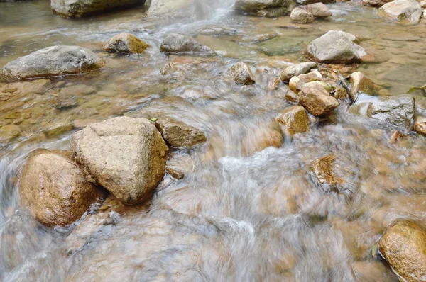 L'eau coule à travers le col de la rivière roche et pierre dans la forêt — Photo