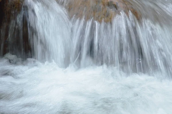 Water flowing on the rock and wave splashing in river — Stock Photo, Image