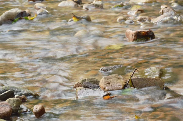 Água correr através do rio passar rocha e pedra na floresta — Fotografia de Stock