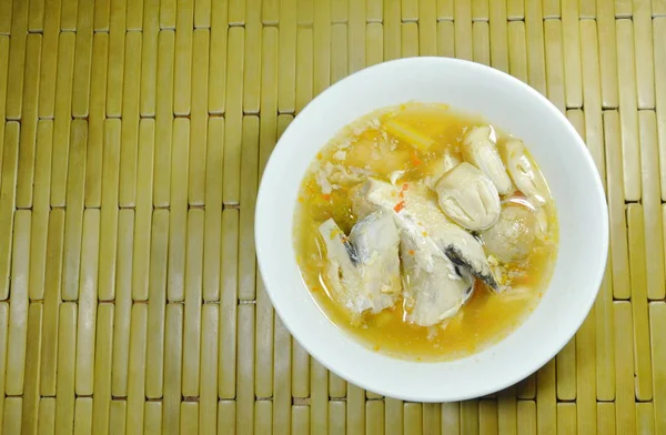 Σολομός ψάρια κεφάλι και μανιταριών άχυρο στο tom yum σούπα σε μπολ — Φωτογραφία Αρχείου