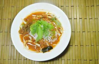 Tay plaka üzerinde taze sebze ile köri sosu erişte pirinç