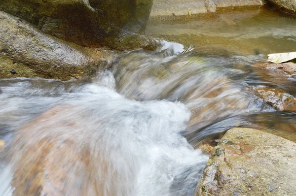 Agua Que Fluye Sobre Roca Las Olas Salpicando Río —  Fotos de Stock