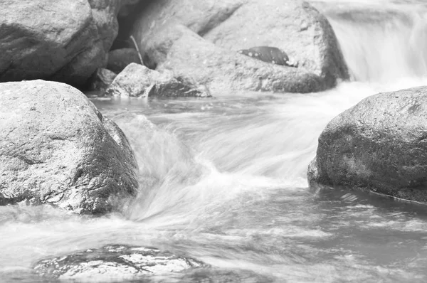 Agua Que Fluye Sobre Roca Las Olas Salpicando Río — Foto de Stock
