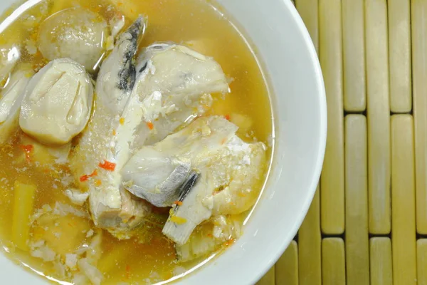 Testa Pesce Salmone Fungo Paglia Nella Zuppa Tom Yum Sulla — Foto Stock