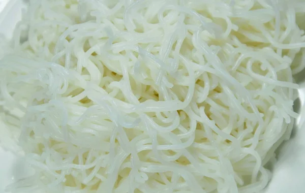 Κοντινό Πλάνο Του Ταϊλανδέζικο Ρύζι Χυλοπίτες Στο Άσπρο Πιάτο — Φωτογραφία Αρχείου