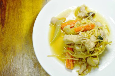 plaka üzerinde dilim zencefil ile baharatlı kızarmış tavuk