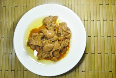 çanak üzerinde tatlı soya soslu kızarmış tavuk