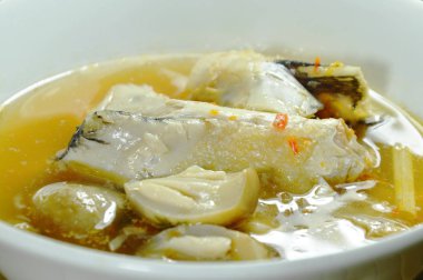 Somon Balık kafası ve tom yum çorbası kupa bardağı taşıran damla mantar