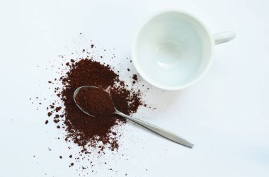 hazır kahve toz yakında gümüş ve beyaz arka plan Kupası