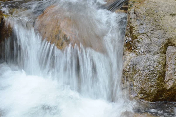 Eau Qui Coule Sur Roche Les Éclaboussures Vagues Dans Rivière — Photo