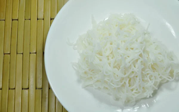 Тайская Рисовая Лапша Белой Тарелке — стоковое фото
