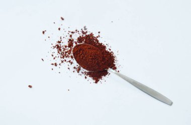 hazır kahve tozu gümüş yakında beyaz arka plan üzerinde