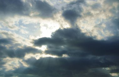 Güneşli bir günde gökyüzünde yayılan büyük bulut.