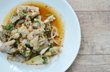 ot plaka üzerinde Tay salatası ile baharatlı tavuk