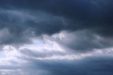 Güneşli bir günde gökyüzünde yayılan büyük bulut.