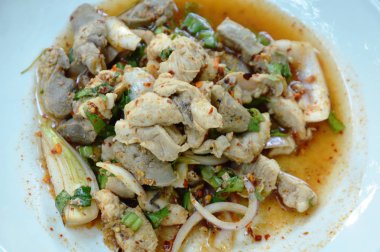 ot plaka üzerinde Tay salatası ile baharatlı tavuk