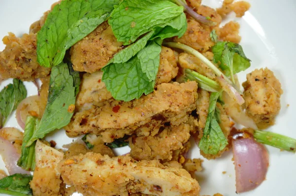 Spicy crispy fried chicken salad on dish — Stock Photo, Image