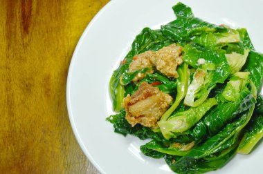 plaka üzerinde çıtır tavuk ile kızarmış Brüksel lahanası