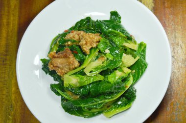 plaka üzerinde çıtır tavuk ile kızarmış Brüksel lahanası