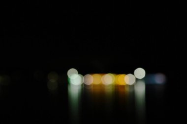 Nehir arkaplanı ve dokusu üzerindeki binanın bulanık ışığı