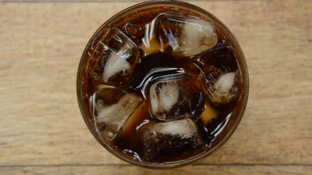 氷の上のコーラとガラスの泡 — ストック動画