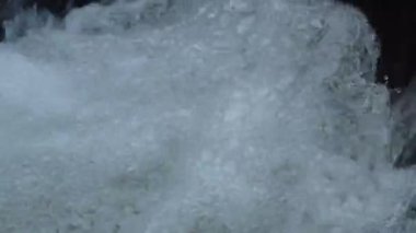 düşen su ve orman Nehri üzerinde kabarcık olun