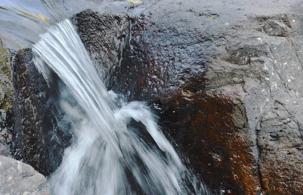川峠岩の上に落ちる水し 森林の石 — ストック写真