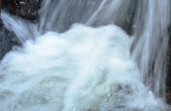 Agua Que Cae Sobre Río Pasa Roca Piedra Bosque —  Fotos de Stock