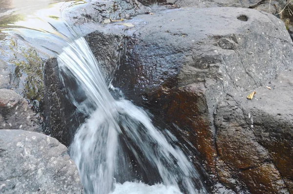 川峠岩の上に落ちる水し 森林の石 — ストック写真