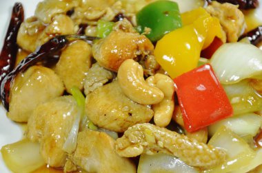  Cevizli kızarmış tavuk ve tabakta soğan.